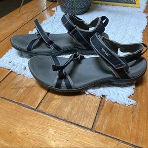 LIKE NEW Teva woman's athletic sandal